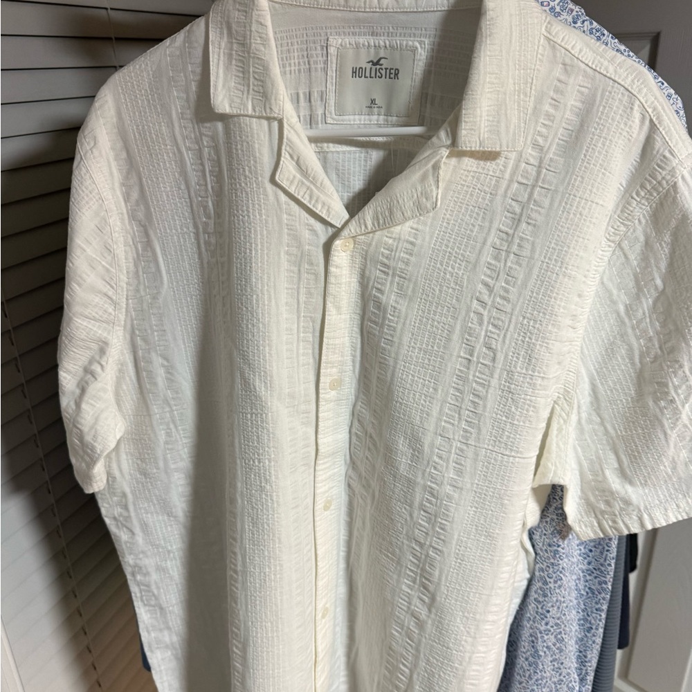 Hollister men’s beach linen polo bundle. Cream and Light blue